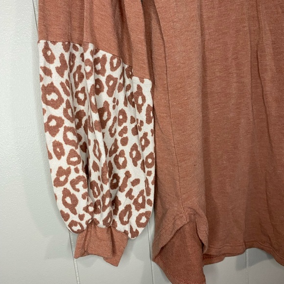 Emerald balloon sleeve animal print blouse. Size small - Picture 2 of 4